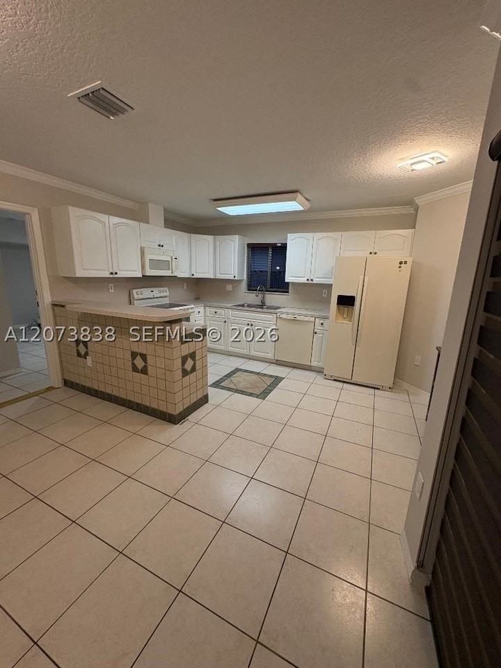18116 Sw 139th Pl #0 - Photo 7 of 26