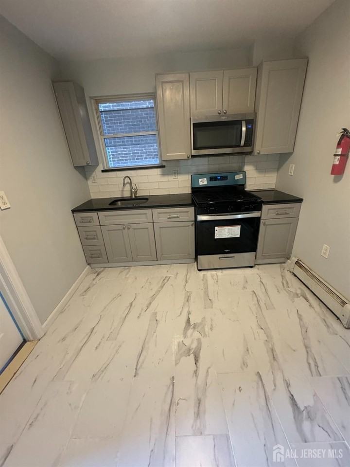 310 Somerset St - Photo 2 of 8