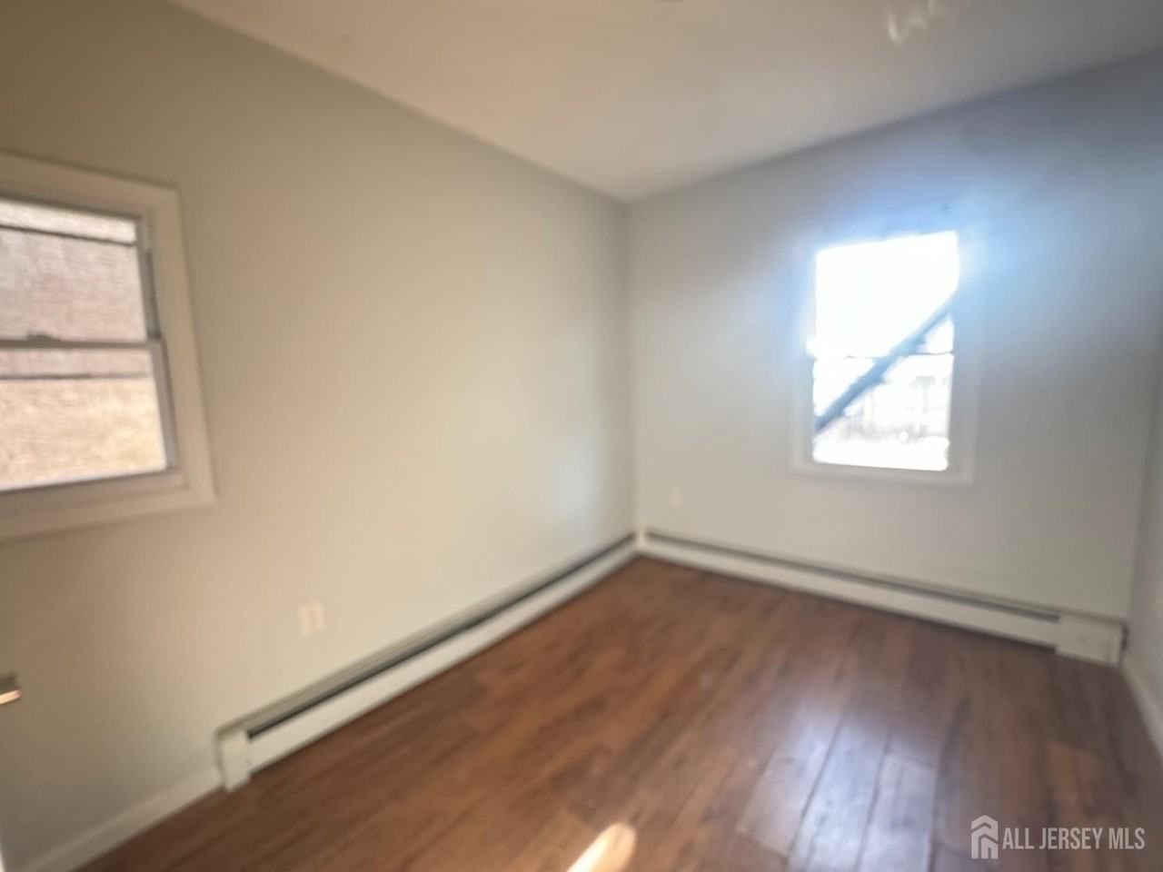 310 Somerset St - Photo 4 of 8