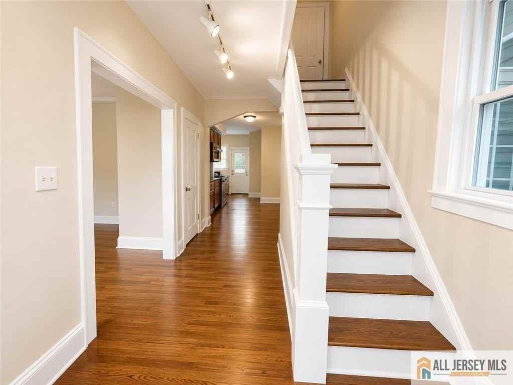 161 Nichol Ave - Photo 3 of 17
