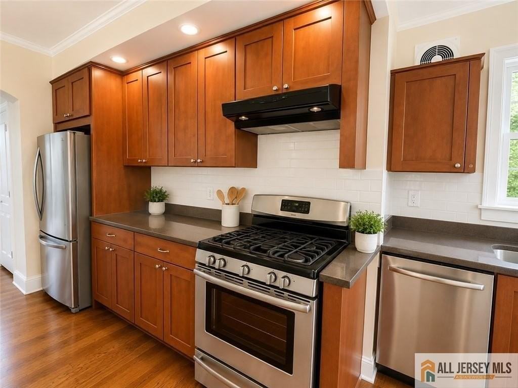 161 Nichol Ave - Photo 4 of 17