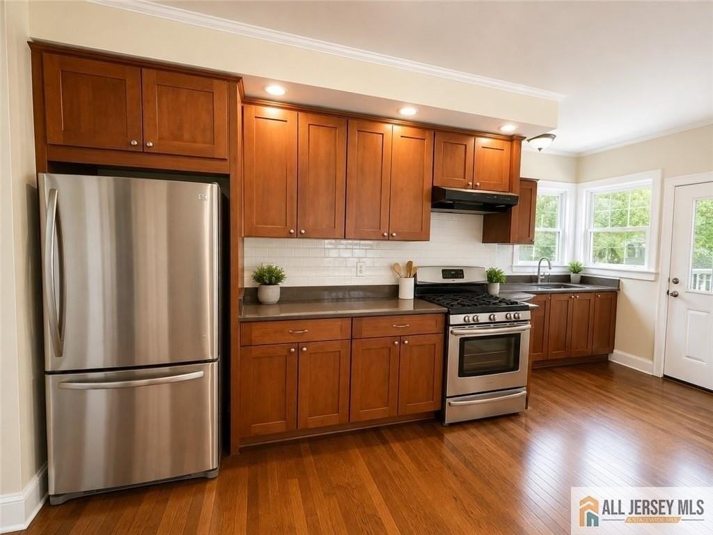 161 Nichol Ave - Photo 5 of 17