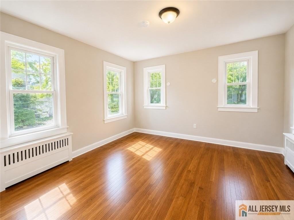 161 Nichol Ave - Photo 6 of 17