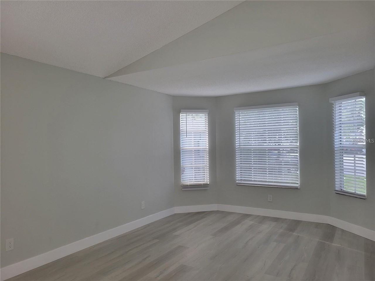 1076 Country Cove Ct - Photo 4 of 38