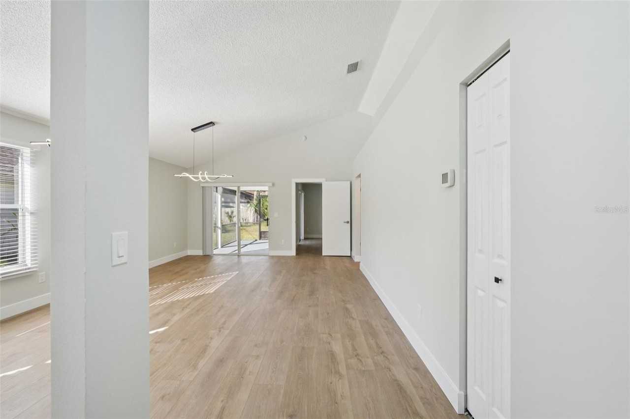 123 Edgewater Cir - Photo 5 of 24