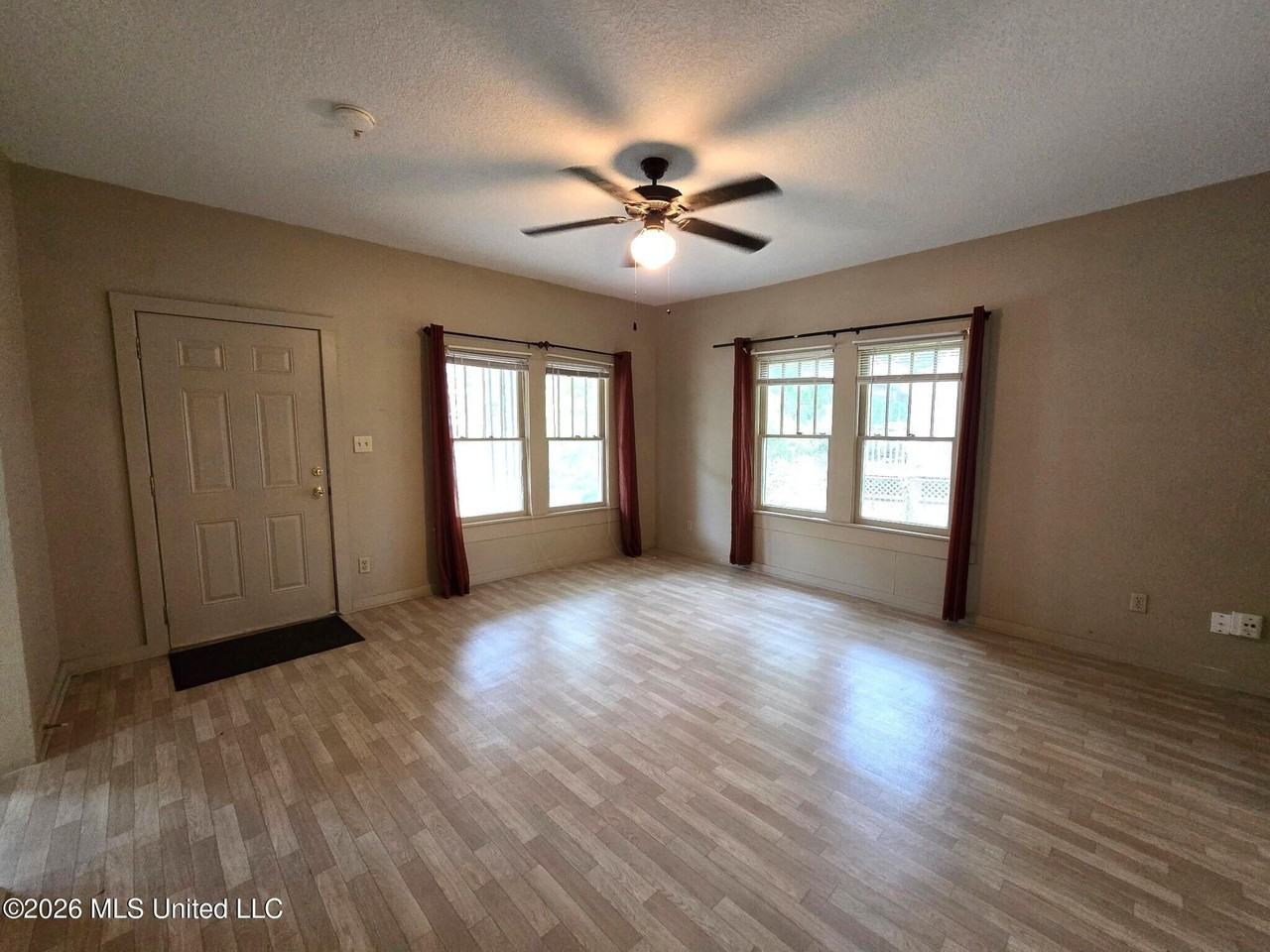 507 Magnolia St - Photo 3 of 15
