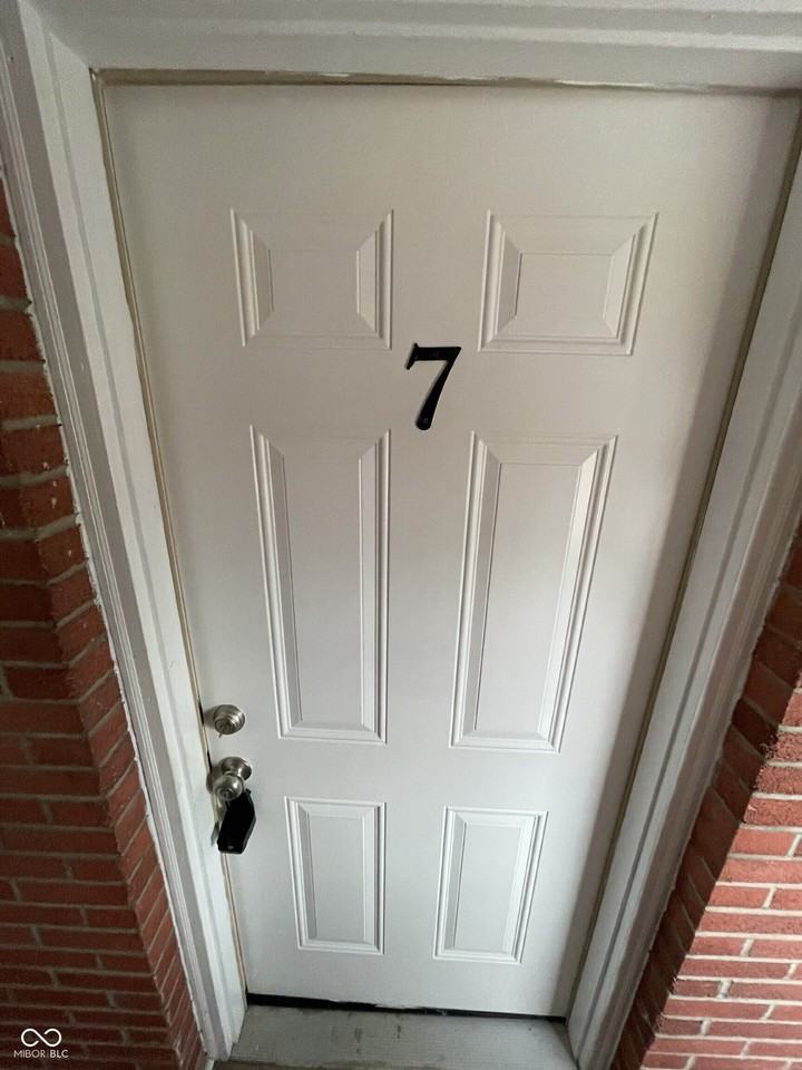 135 W Hendricks St #7 - Photo 2 of 18