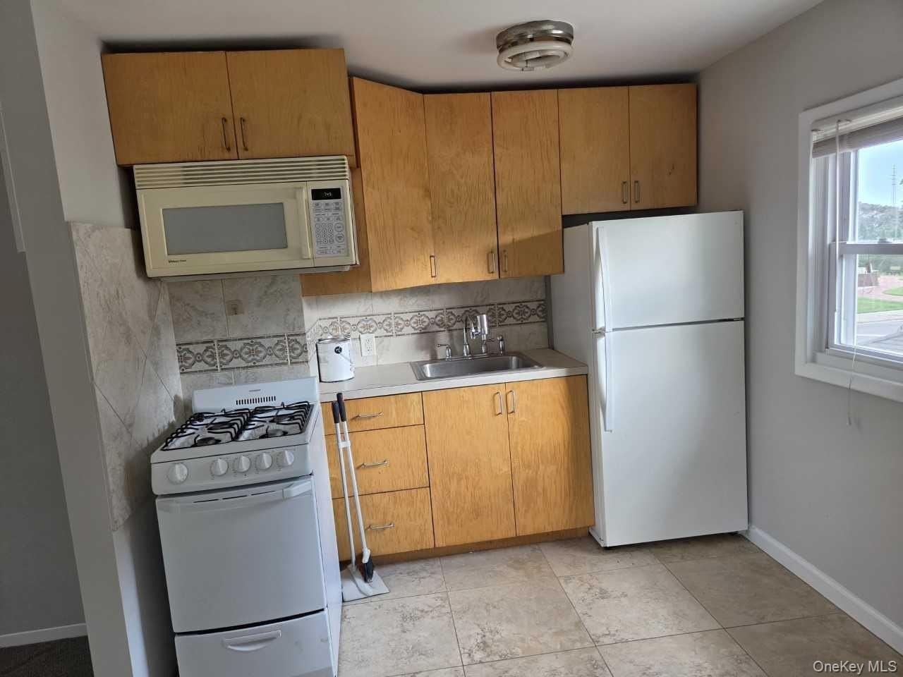 140 N Forest Ave #2ndFL - Photo 2 of 8