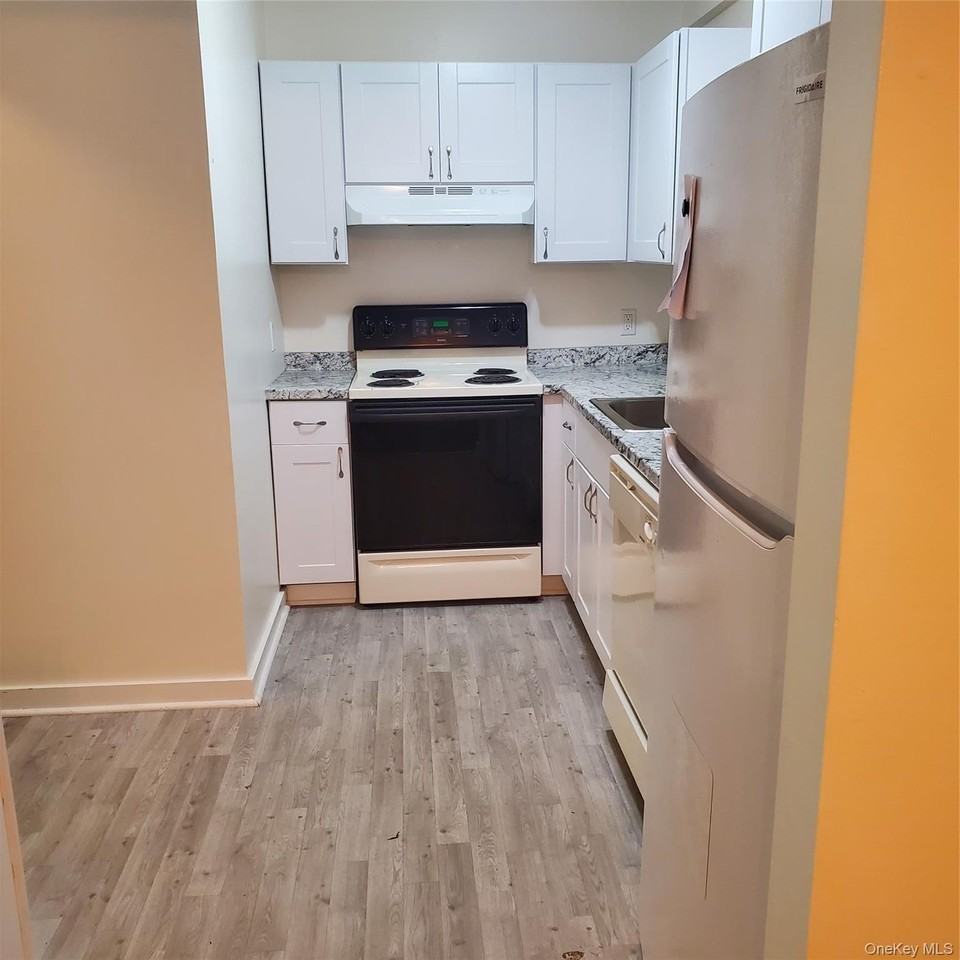 160 West Rd #B19 - Photo 3 of 9