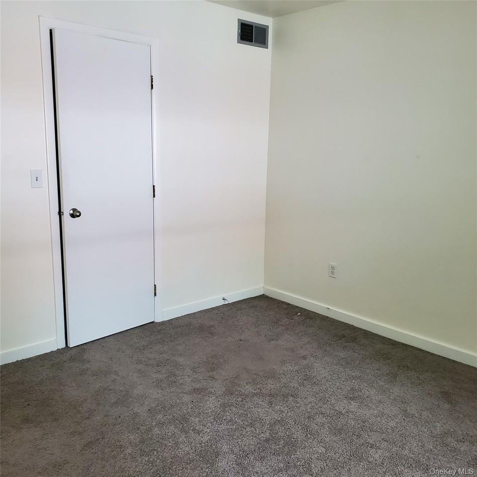 160 West Rd #B19 - Photo 7 of 9
