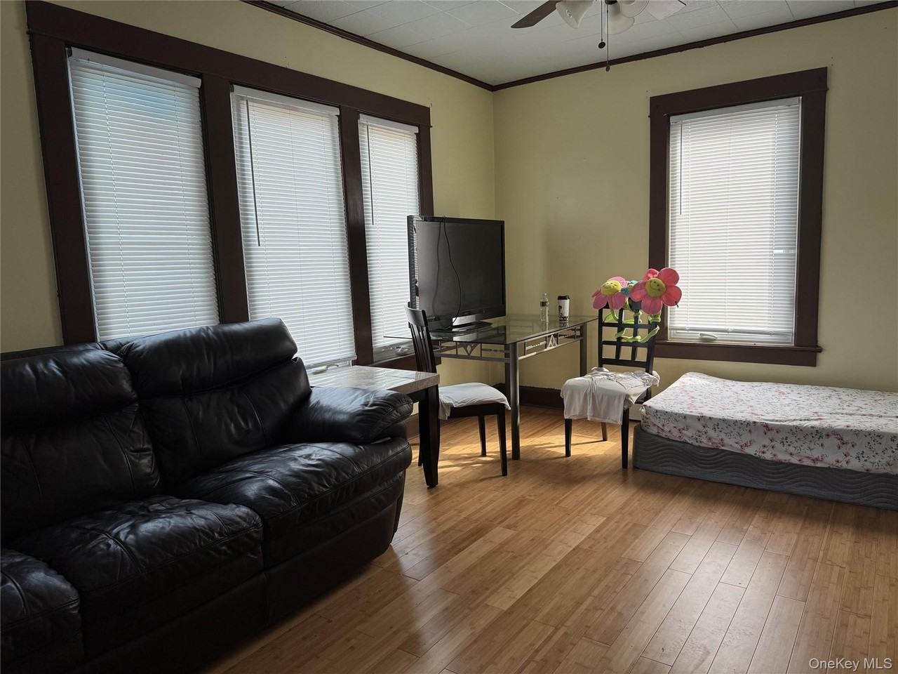 39 Crescent Pl - Photo 3 of 12