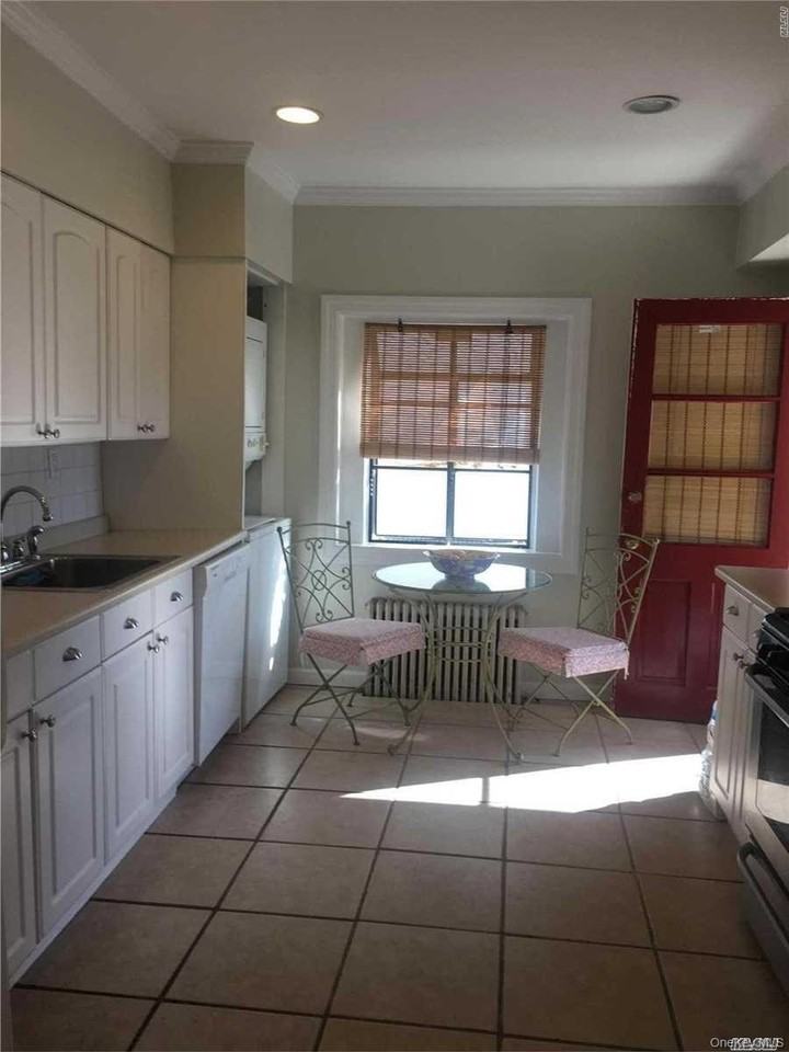 517 E Market St - Photo 7 of 12