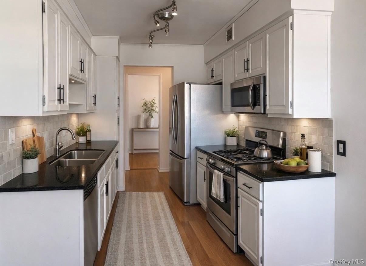 7 Essex Ln #B3 - Photo 6 of 25