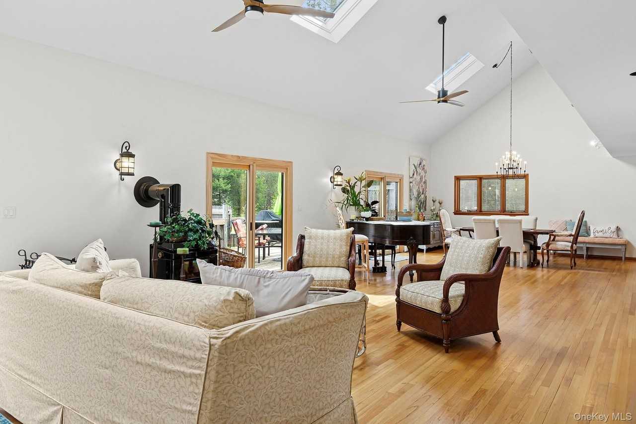 624 Noyack Rd - Photo 2 of 15