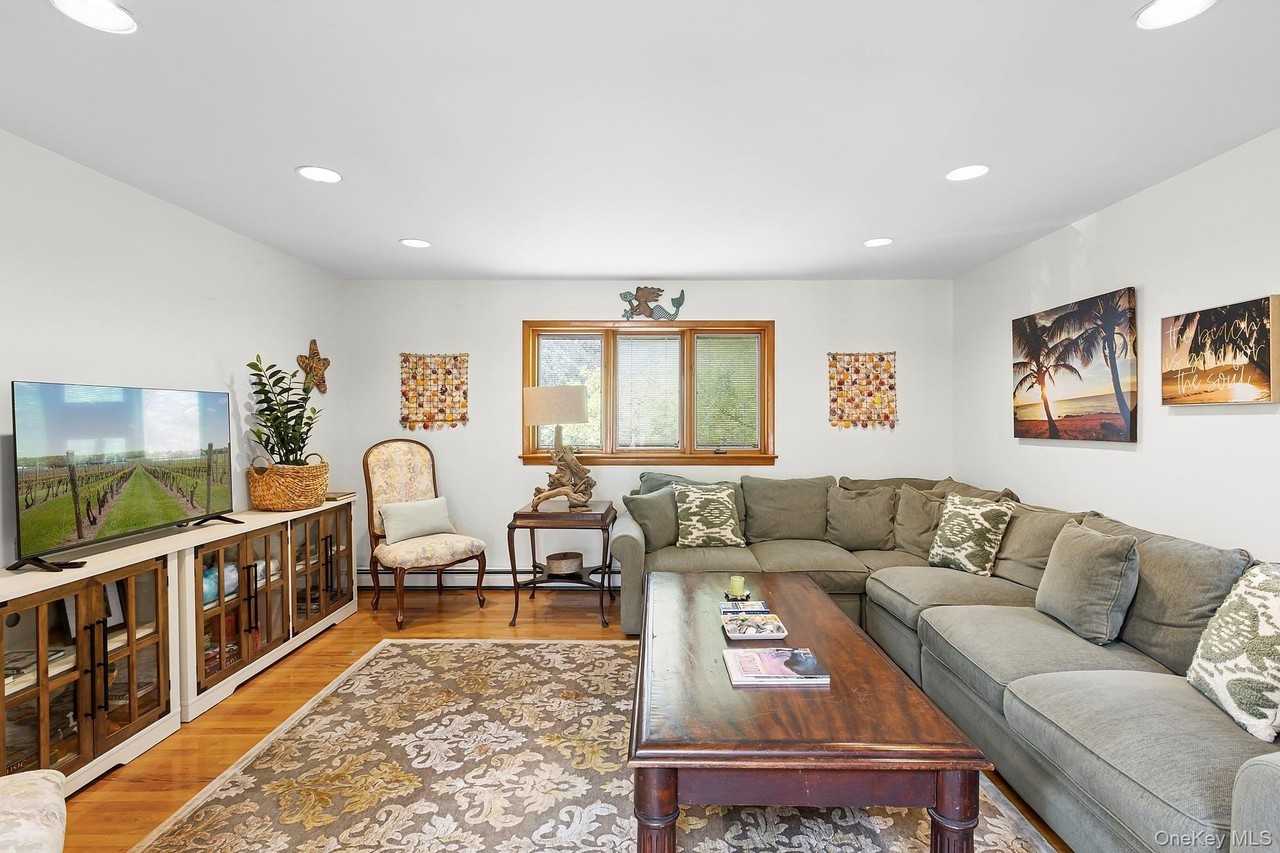 624 Noyack Rd - Photo 3 of 15