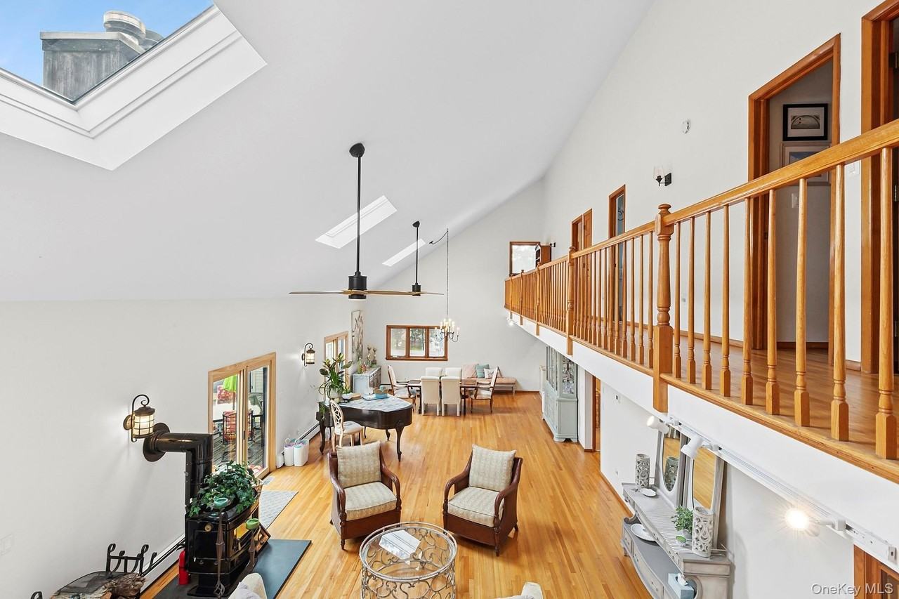 624 Noyack Rd - Photo 4 of 15