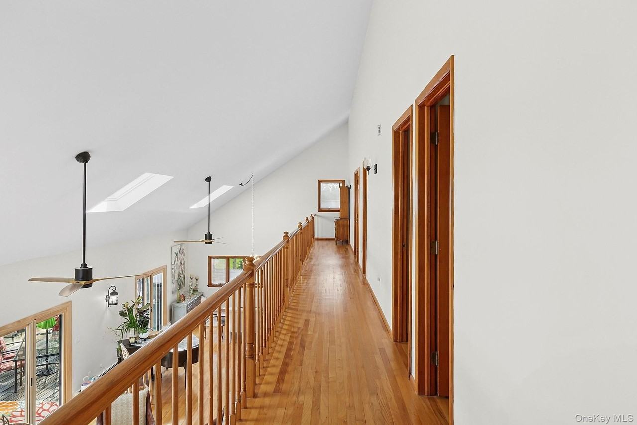 624 Noyack Rd - Photo 5 of 15