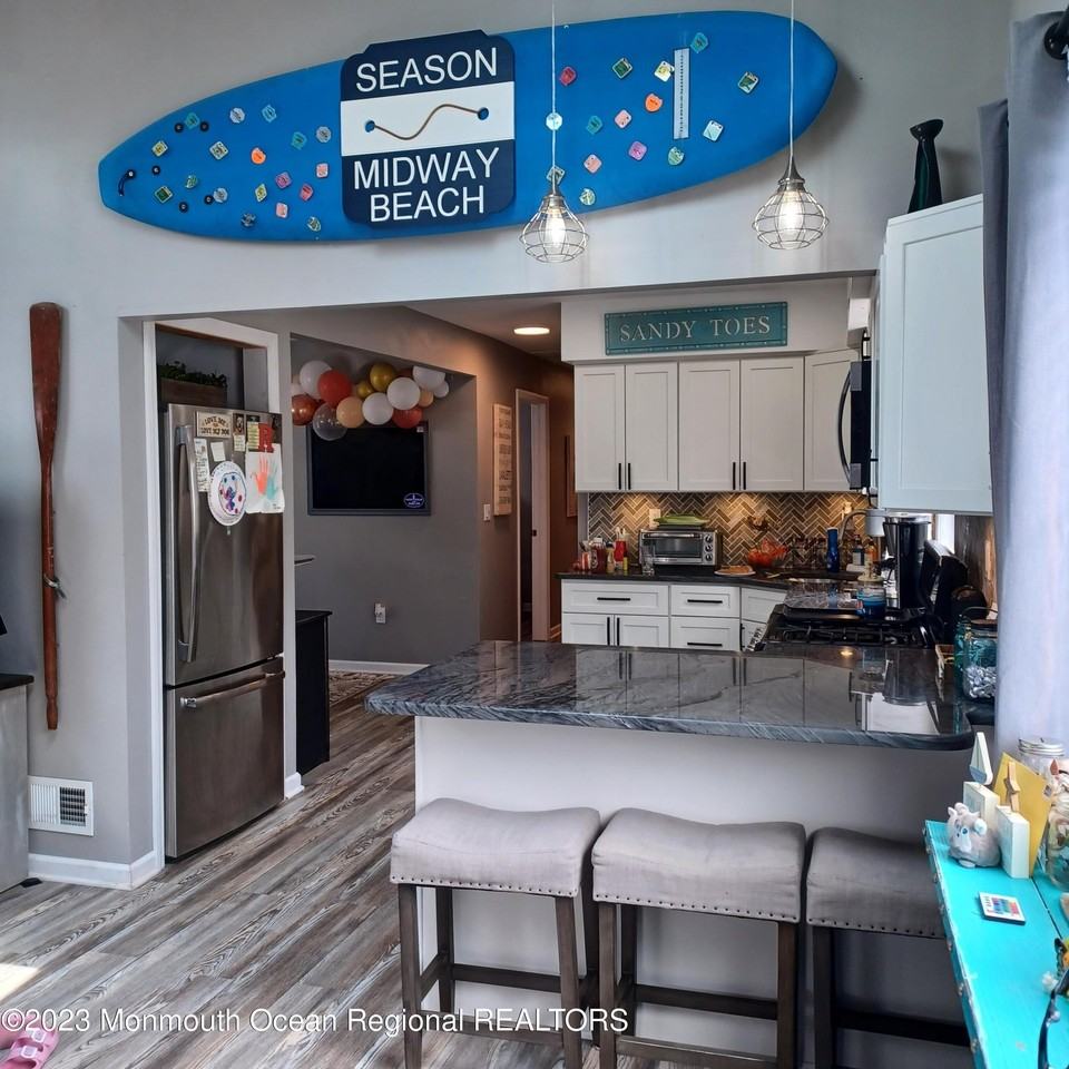 2100 S Bayview Ave - Photo 2 of 12