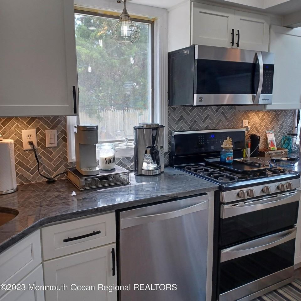 2100 S Bayview Ave - Photo 3 of 12