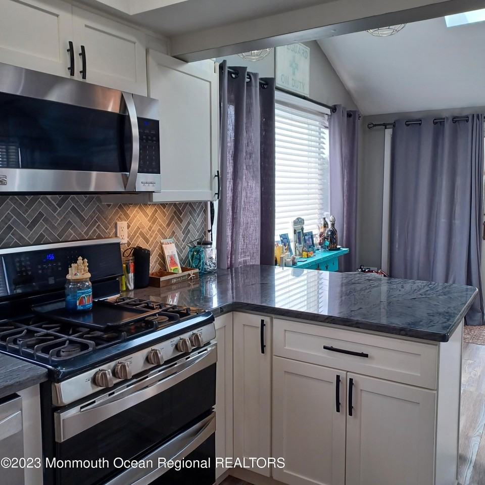 2100 S Bayview Ave - Photo 4 of 12