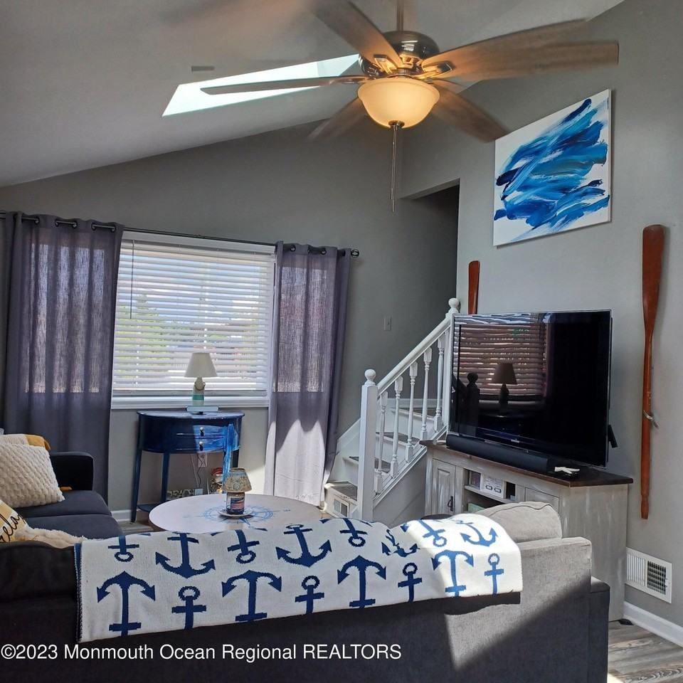 2100 S Bayview Ave - Photo 6 of 12