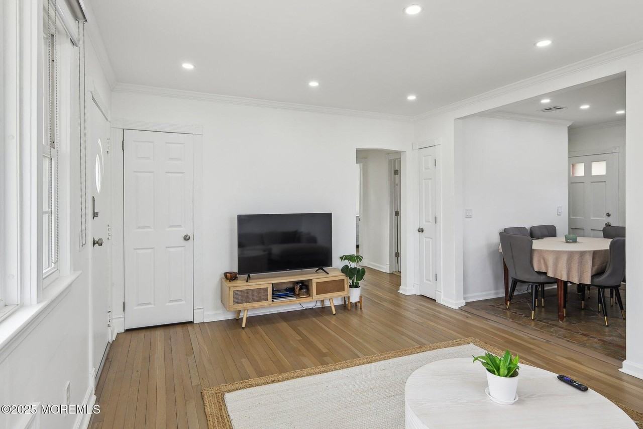 120 Hulick Pl - Photo 2 of 24