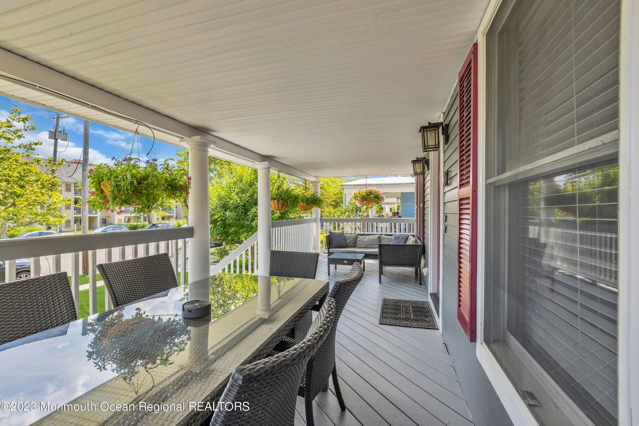 307 6th Ave #B - Photo 4 of 37