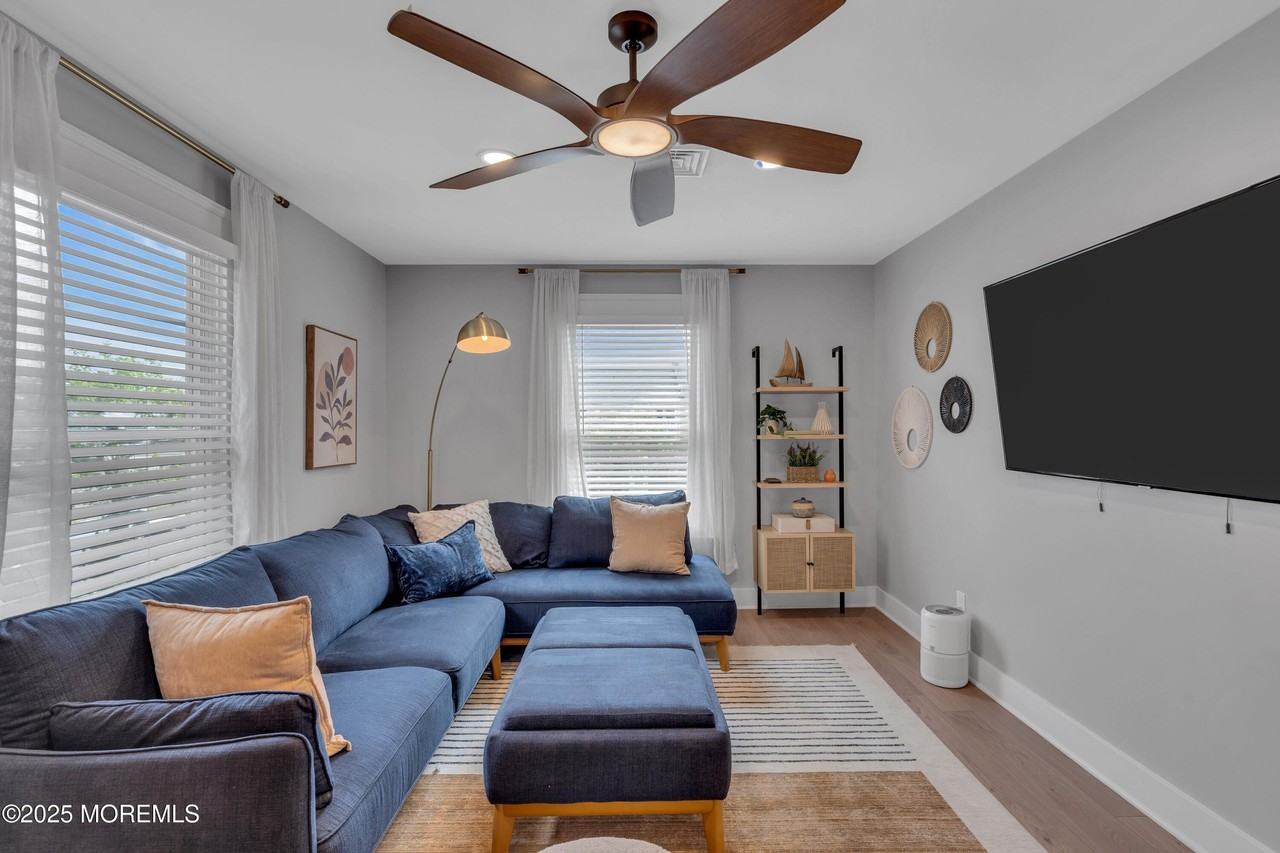 307 6th Ave #B - Photo 7 of 37