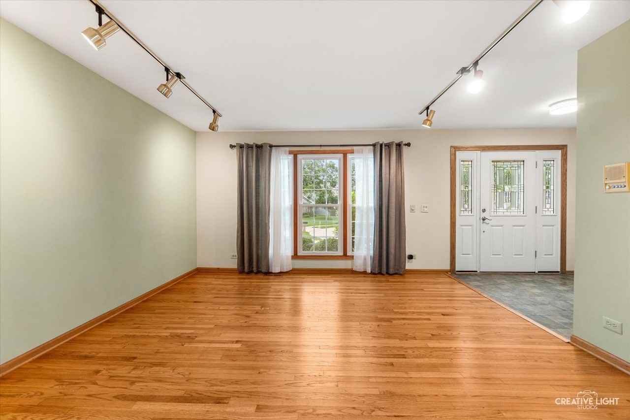 920 Fairfax Ct - Photo 4 of 27