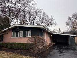 featured image of 1702 W Oakton St