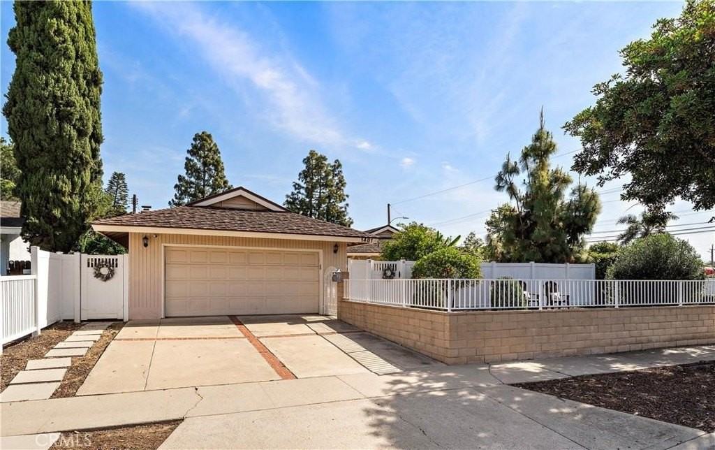 1481 Lance Dr - Photo 3 of 50