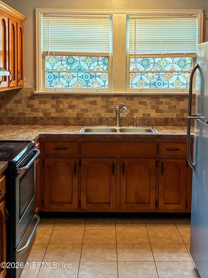 2575 Myra St #1 - Photo 6 of 11