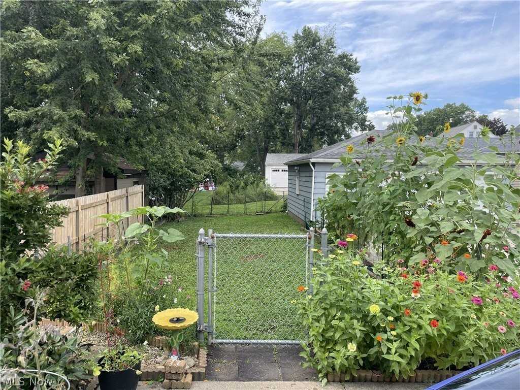 2562 3rd St - Photo 3 of 31