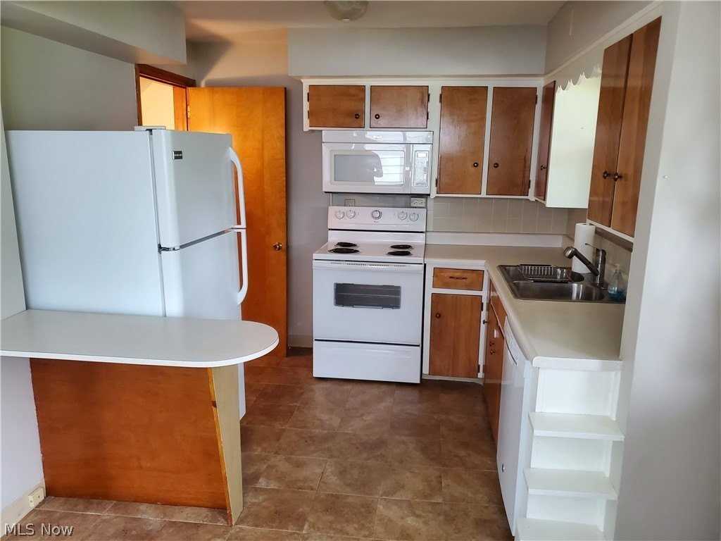 2562 3rd St - Photo 5 of 31