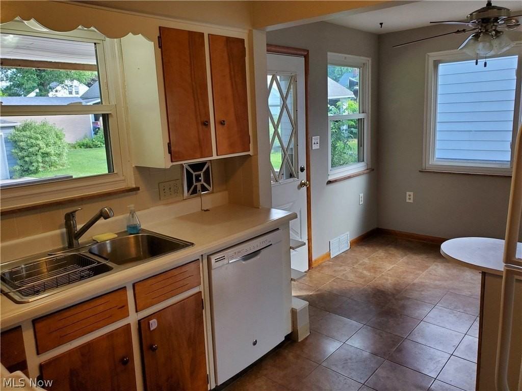 2562 3rd St - Photo 7 of 31