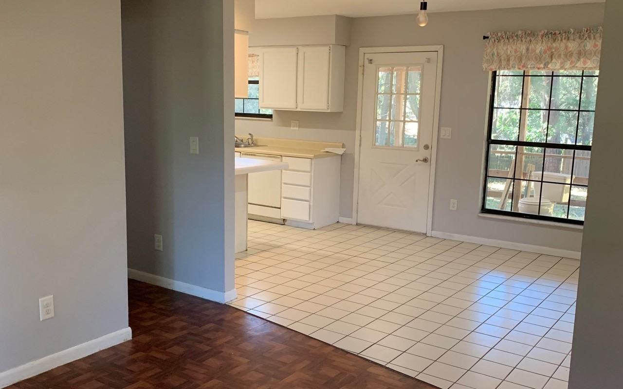 1196 Se Magnolia Loop - Photo 2 of 10