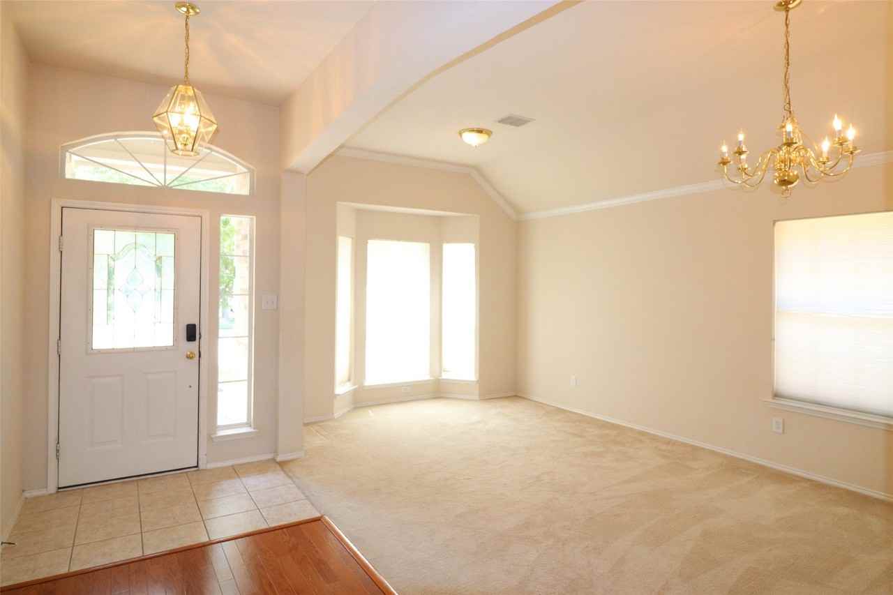 7901 Stonehaven Ln - Photo 5 of 39