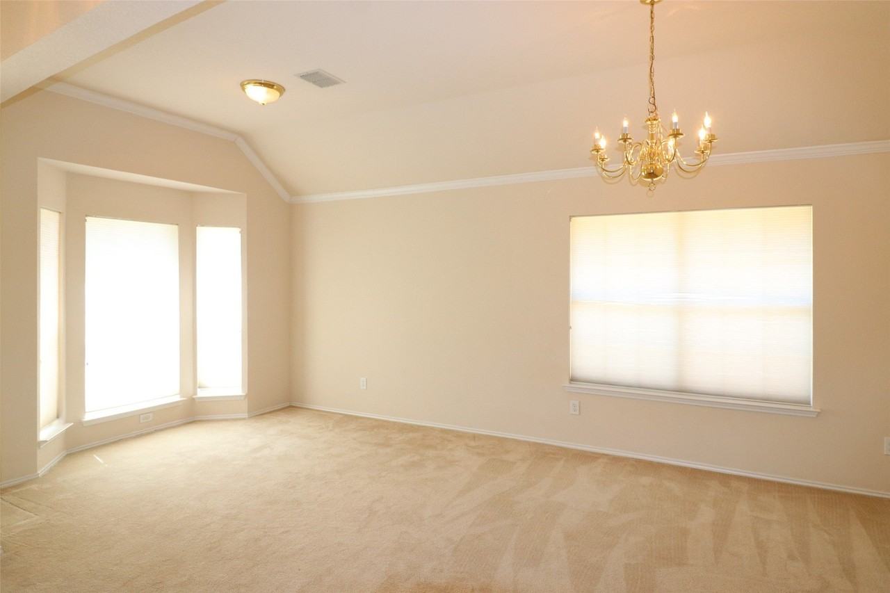 7901 Stonehaven Ln - Photo 6 of 39