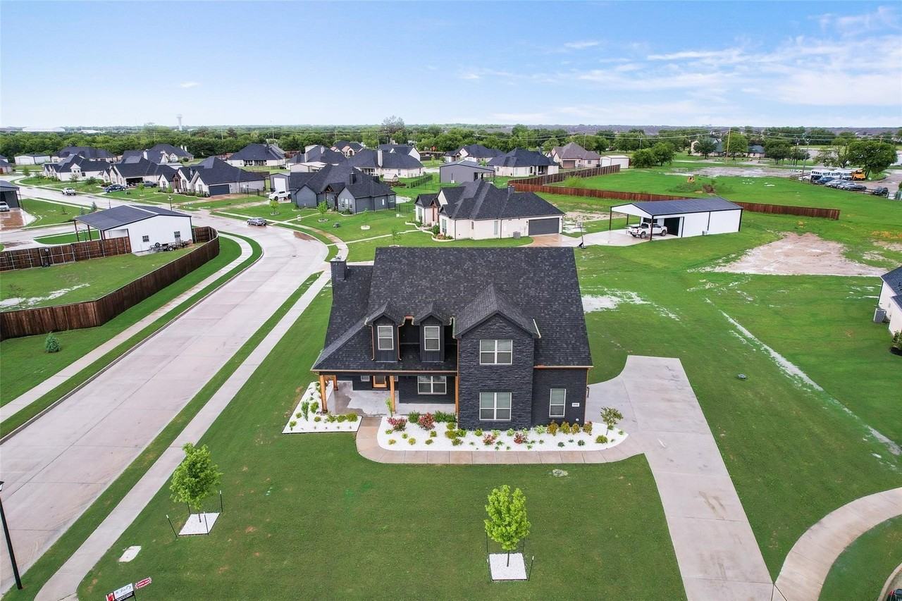1001 Devoss Ct - Photo 3 of 21