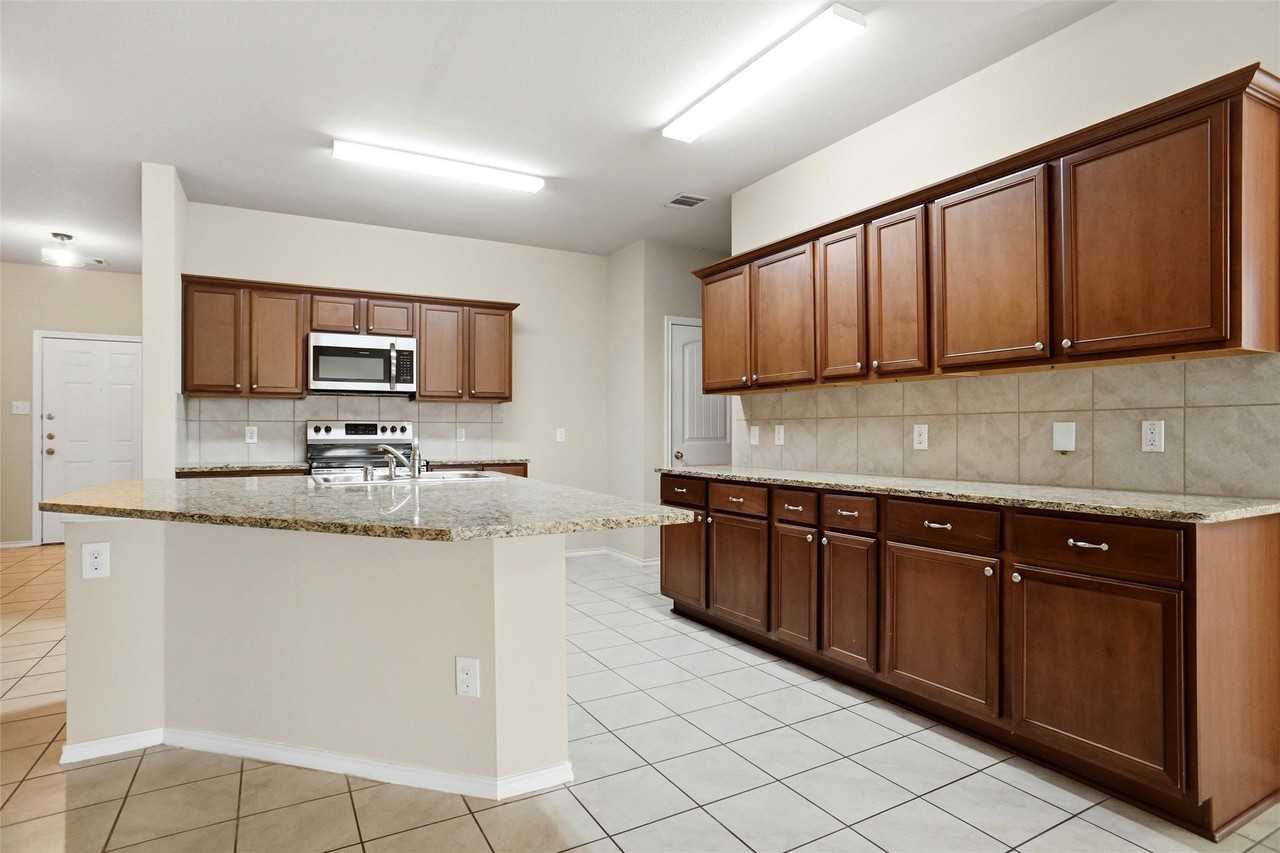 2795 Tanner St - Photo 3 of 20