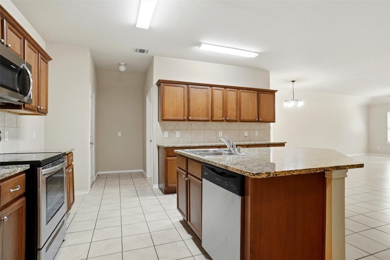 2795 Tanner St - Photo 4 of 20
