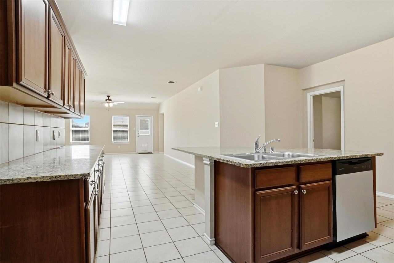 2795 Tanner St - Photo 5 of 20