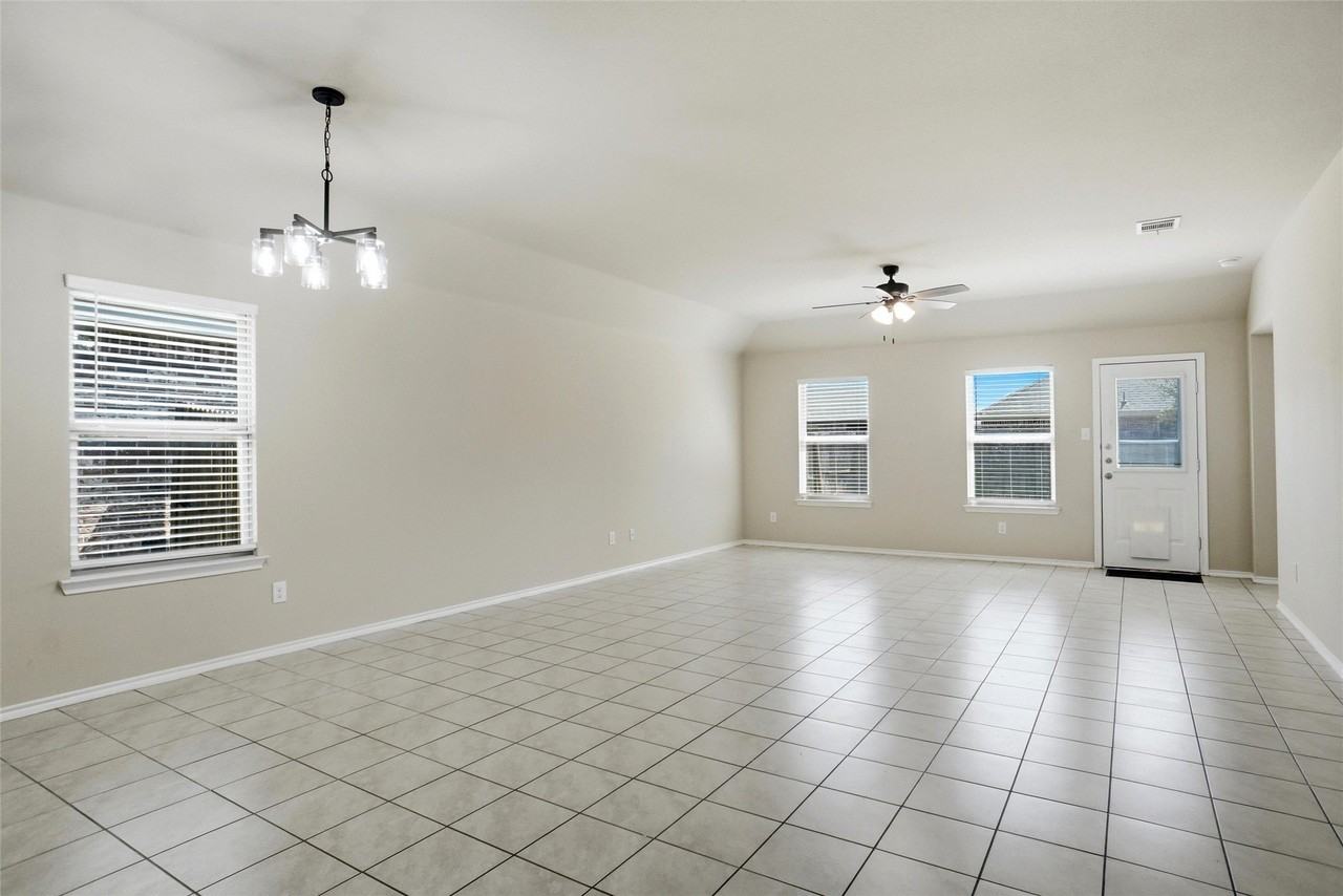 2795 Tanner St - Photo 6 of 20