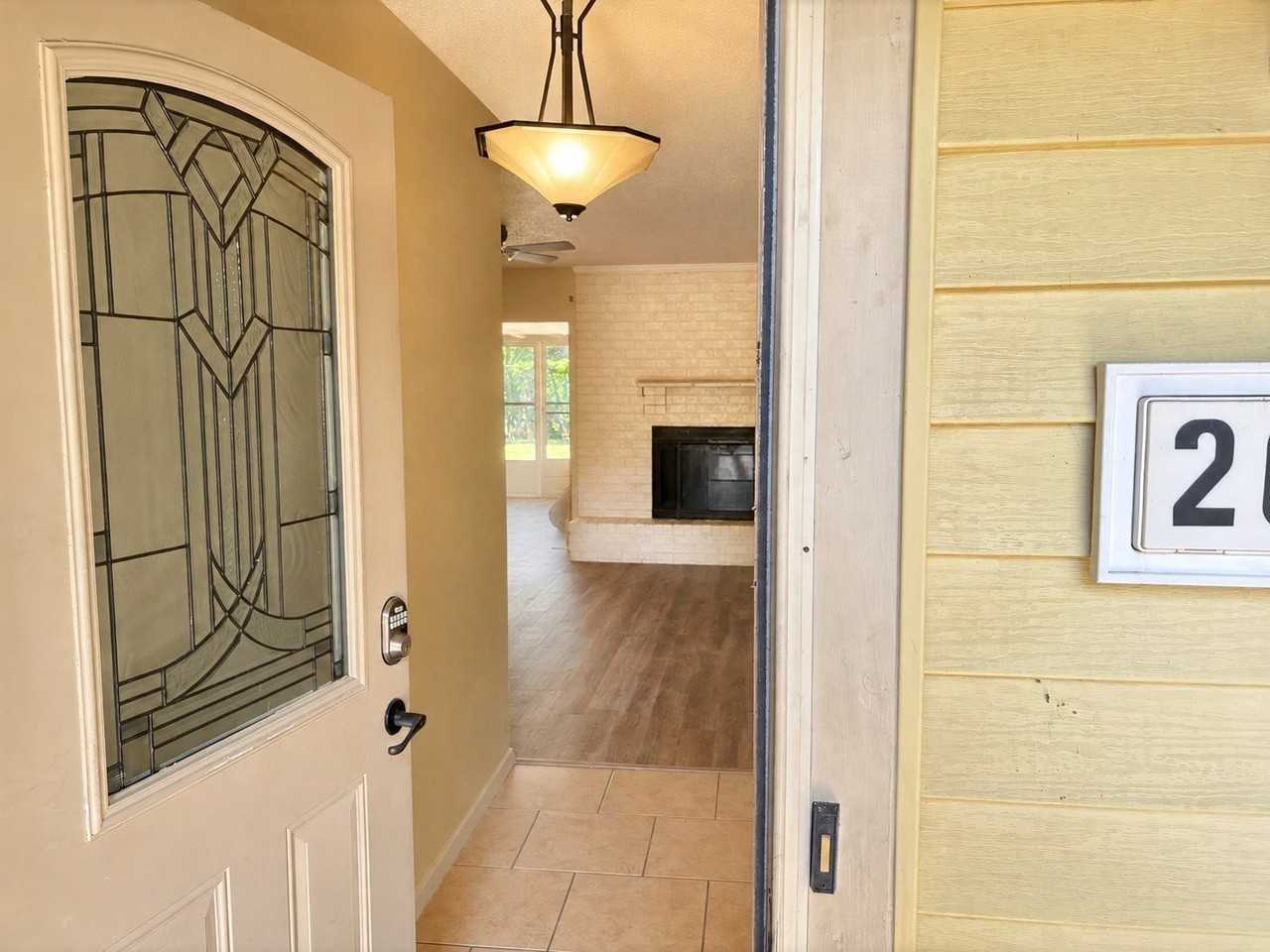 2025 Meadow Gln - Photo 2 of 15
