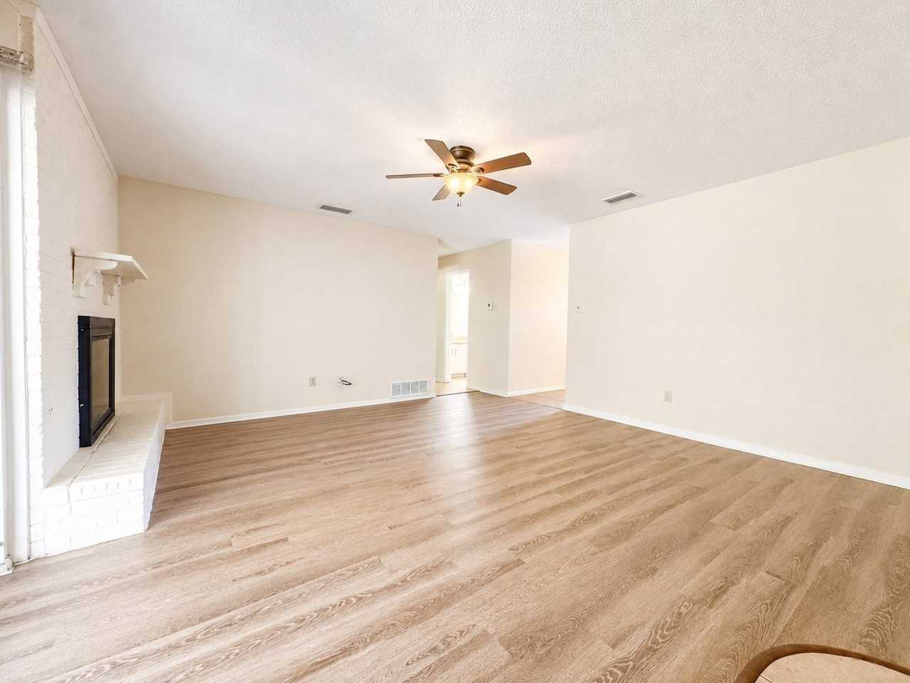 2025 Meadow Gln - Photo 3 of 15