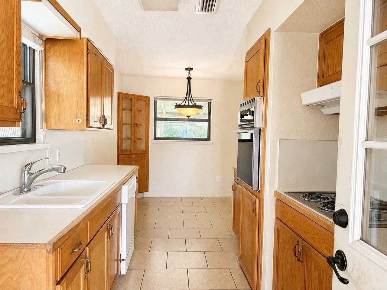 2025 Meadow Gln - Photo 5 of 15