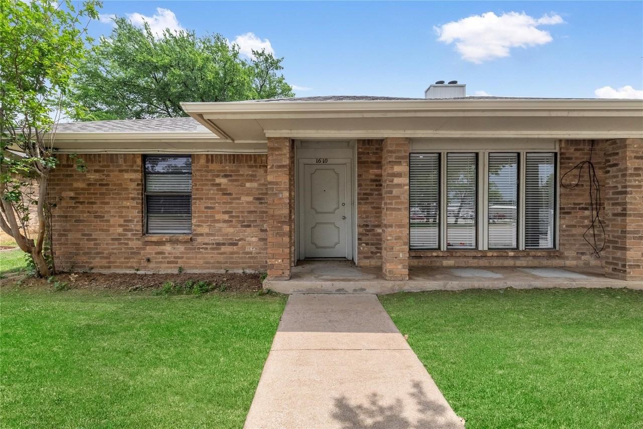 1610 Brown Trl - Photo 3 of 17