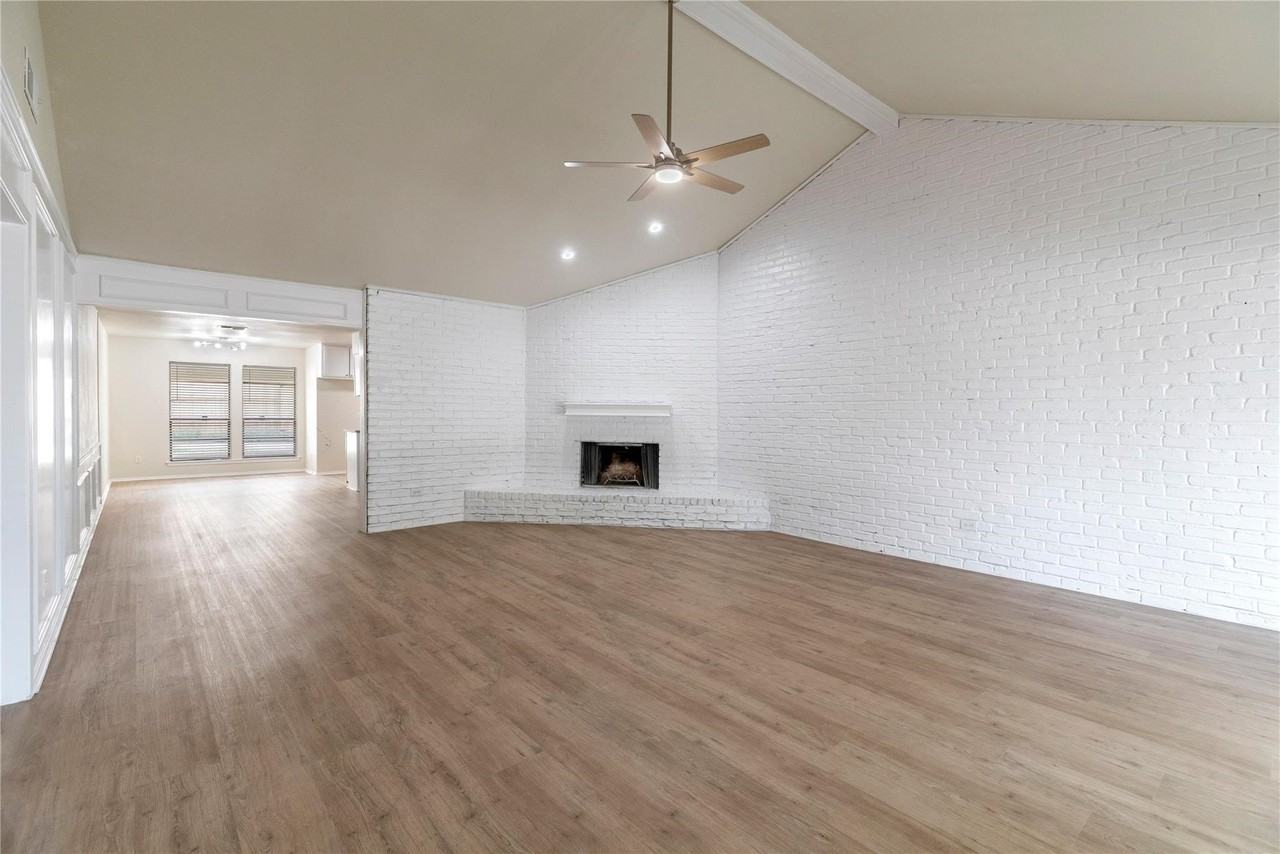 1610 Brown Trl - Photo 4 of 17