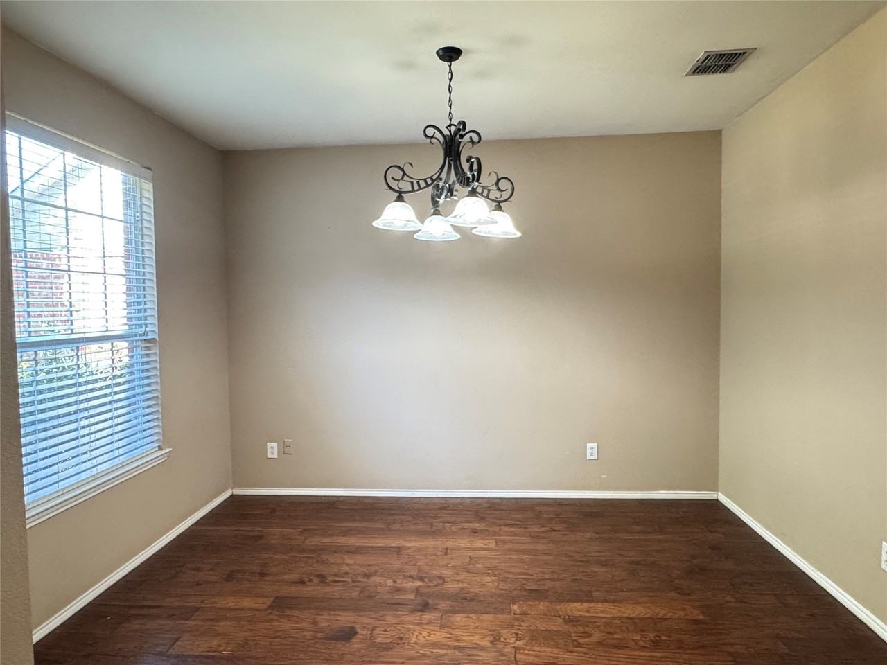 4001 Hawkins Dr - Photo 3 of 20