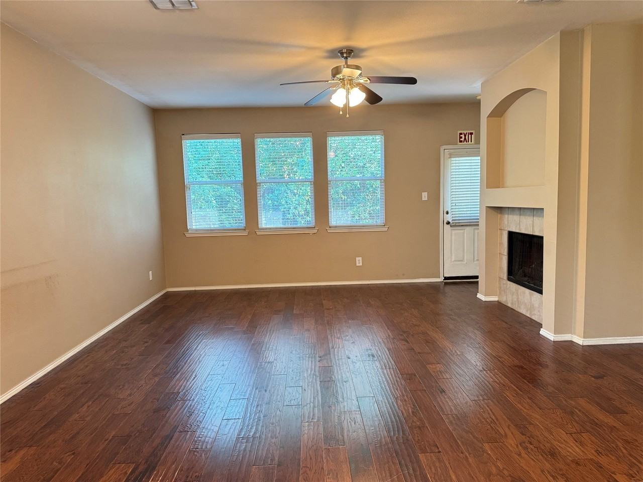 4001 Hawkins Dr - Photo 4 of 20